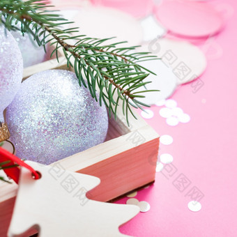 新一年圣诞节圣诞节假期庆祝活动作文珍珠装饰玩具球木盒子冷杉分支闪光五彩纸屑粉红色的纸背景复制空间广场模板问候明信片文本设计
