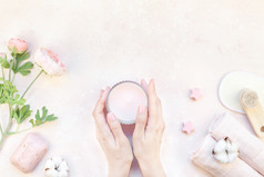 水疗中心美化妆品和身体哪治疗概念与复制空间有创意的前视图平躺作文与蜡烛女人手浴配件和玫瑰肥皂粉红色的大理石表格背景