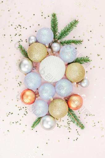 新一年圣诞节模式平躺前视图圣诞节假期庆祝活动珍珠装饰玩具球闪光五彩纸屑粉红色的纸背景复制空间模板框架为问候卡你的文本设计
