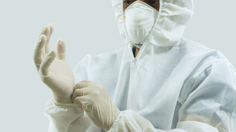 医生与面具和白色bioprotective<strong>西装</strong>把乳胶手套手白色背景医生与面具和bioprotective<strong>西装</strong>把乳胶手套手白色背景
