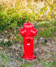 红色的消火栓关闭场普罗旺斯南法国