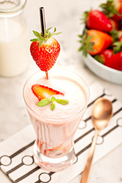 健康的草莓奶昔玻璃白色大理石