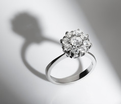 订婚钻石环白色背景奢侈品概念