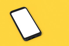 聪明的电话与白色屏幕孤立的黄色的背景模拟模板复制空间