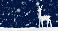 场景鹿雪景观与黑暗蓝色的背景快乐圣诞节和快乐新一年横幅与复制空间雪背景
