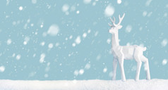 场景鹿雪景观与光蓝色的背景快乐圣诞节和快乐新一年横幅与复制空间雪背景