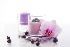 照片美味的蓝莓酸奶与兰花而且蜡烛