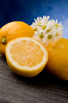 照片美味的黄色的柠檬水果与玛格丽特蓝色的背景