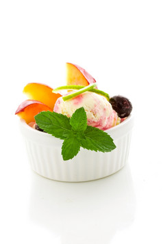 照片冰奶油与水果孤立的白色背景