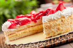 美味的草莓蛋糕与奶油木表格