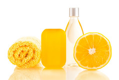 照片水疗中心产品与柠檬在白色孤立的背景
