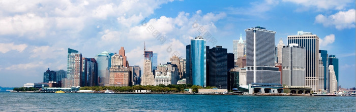 全景的著名的具有里程碑意义的视图的曼哈顿新纽约城市天际线与的金融区世界贸易中心而且墙街纽约已知的的大苹果大都会摩天大楼建筑阳光明媚的一天与深蓝色的天空而且白色云