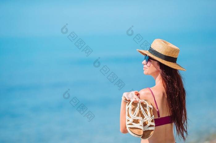 年轻的快乐女人白色海滩快乐女孩背景的蓝色的天空和绿松石水的海年轻的美丽的女人有有趣的热带海滨快乐女孩背景的蓝色的天空和绿松石水的海