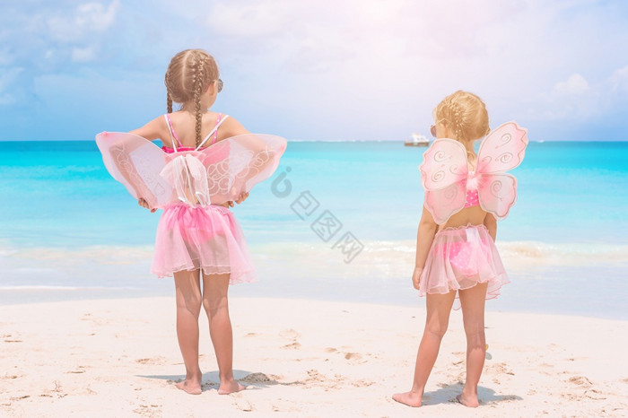 可爱的小女孩的海滩在夏天假期与绿松石海洋