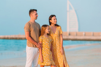 快乐家庭的海滩<strong>迪拜</strong>阿联酋日落曼联阿拉伯阿联酋航空公司著名的<strong>旅游</strong>目的地快乐家庭的海滩在夏天假期