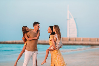 快乐<strong>家庭</strong>的海滩夏天假期与迪拜塔阿拉伯背景迪拜阿联酋曼联阿拉伯阿联酋航空公司著名的<strong>旅游</strong>目的地快乐<strong>家庭</strong>的海滩在夏天假期