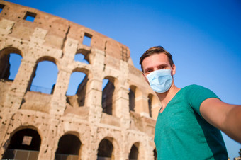 快乐男人。穿面具为防止病毒<strong>欧洲</strong>罗马在竞技场背景意大利<strong>欧洲</strong>假期快乐家庭<strong>欧洲</strong>男人。罗马在竞技场背景