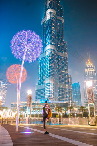 迪拜曼联阿拉伯阿联酋航空公司2月可爱的小女孩晚上迪拜假期快乐女孩走迪拜与摩天大楼的背景