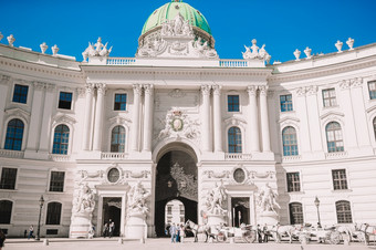 老霍夫堡宫<strong>维也纳</strong>奥地利霍夫堡宫宫见过从迈克尔广场视图阳光明媚的一天与马车和马老霍夫堡宫<strong>维也纳</strong>城市奥地利