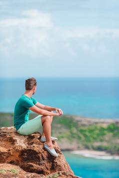 年轻的男人。享受惊人的的观点美丽的景观热带岛年轻的男人。享受惊人的的观点美丽的景观