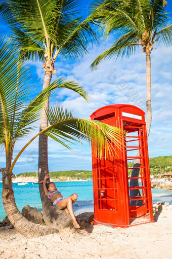 小女孩附近红色的电话展位迪金森rsquo湾古老的美丽的景观与经典电话展位的白色桑迪海滩古老的beautiftul孩子附近红色的电话展位迪金森rsquo湾古老的