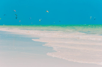 田园热带海滩与白色沙子绿<strong>松石</strong>海洋水和蓝色的天空田园热带海滩与白色沙子绿<strong>松石</strong>海洋水和美丽的色彩斑斓的天空