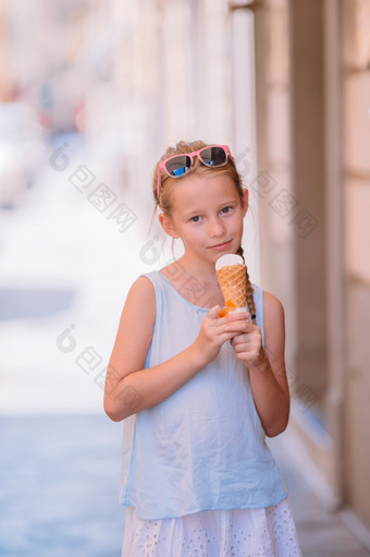 可爱的小女孩吃冰淇淋在户外夏天可爱的孩子享受真正的意大利意式冰激凌可爱的小女孩吃冰淇淋在户外夏天