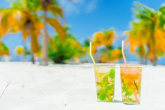 两个美味的鸡尾酒热带白色桑迪海滩两个美味的鸡尾酒热带白色海滩