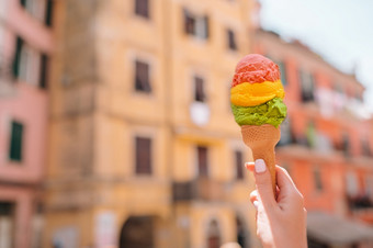 冰淇淋锥关闭手在户外美味的甜蜜的冰淇淋特写镜头手背景老意大利村