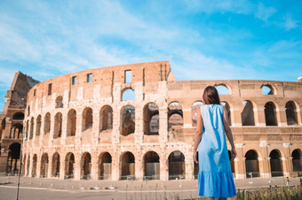 年轻的女<strong>旅游</strong>看的罗马圆形大剧场外罗马意大利的罗马圆形大剧场的主要<strong>旅游</strong>景点罗马年轻的女<strong>旅游</strong>看的罗马圆形大剧场外罗马意大利