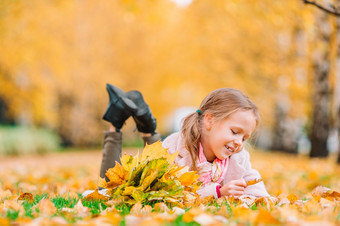 肖像可爱的小女孩在户外美丽的秋天一天在户外可爱的小女孩美丽的秋天一天在户外