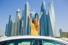 孩子们夏天假期少年女孩车假期背景摩天大楼迪拜夏天车旅行和可爱的女孩假期