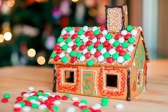 自制的圣诞节姜饼房子表格圣诞节树灯的背景图像姜饼仙女房子背景明亮的圣诞节树与加兰