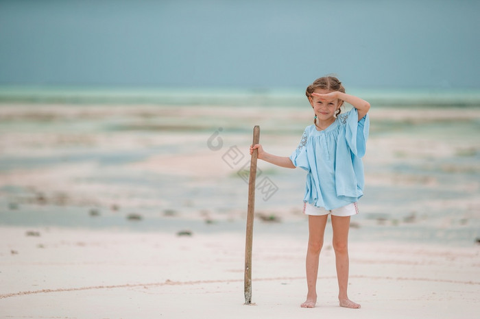 可爱的小女孩的海滩低潮桑给巴尔可爱的小女