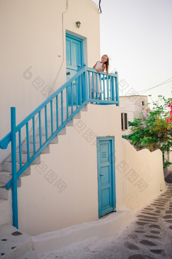 孩子街典型的希腊传统的村与白色墙和色彩斑斓的门米克诺斯岛希腊孩子街典型的希腊传统的村与白色墙和色彩斑斓的门米克诺斯岛
