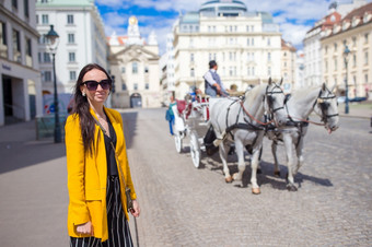 旅游女孩享受她的欧洲假期维也纳和看的美丽的马的马车旅游女孩享受她的欧洲假期维也纳