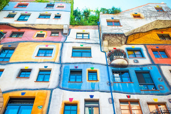 维也纳austria-july美丽的色彩斑斓的hundertwasser房子与花园楼上维也纳奥地利hundertwasser房子与花园楼上维也纳奥地利