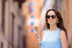 有吸引力的女人的街有有趣的和吃冰奶油年轻的女模型吃冰奶油锥夏天一天有吸引力的女人的街有有趣的和吃冰奶油