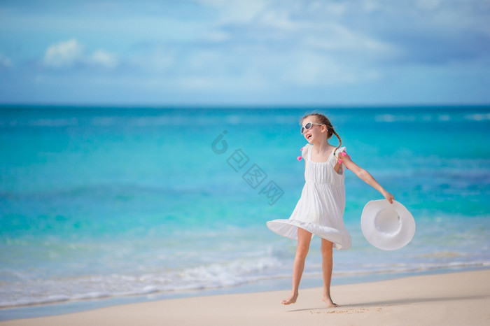 美丽的小女孩衣服海滩有有趣的快乐女孩享受