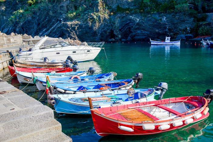 美丽的舒适的湾与船和清晰的绿松石水意大利美丽的舒适的湾与船和清晰的绿松石水意大利海岸利古里亚欧洲