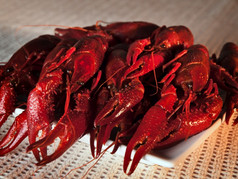 板完整的红色的煮熟的小龙虾