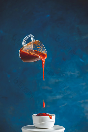 酱汁玻璃Jar冻的空气倒自制的Diy自然罐头热番茄酱汁从小Jar白色<strong>陶瓷</strong>能颜色一年经典蓝色的食物时尚的背景