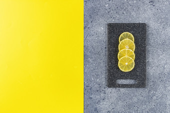 有<strong>创意</strong>的食物背景最终灰色的和照明趋势颜色柠檬和切割董事会灰色的和黄色的<strong>表格</strong>表面