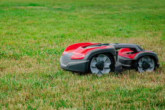机器人草坪上割草机草一边视图花园现代远程技术特写镜头草坪上割草机场机器人草坪上割草机草一边视图花园现代远程技术
