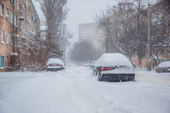 车辆覆盖与雪冬天暴雪的停车很多白雪覆盖的道路和街道的<strong>城市</strong>车辆覆盖与雪冬天暴雪的停车很多