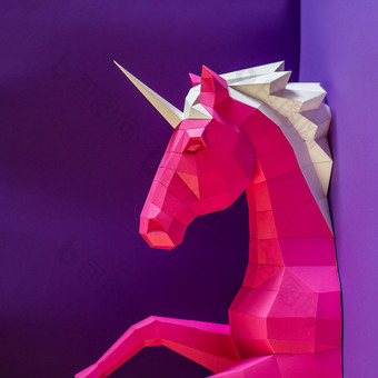 头独角兽纸粉红色的和蓝色的背景几何柔和的颜色头独角兽纸粉红色的和蓝色的背景