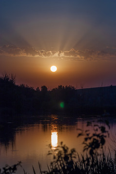 日落在的湖垂直照片晚上日落在湖
