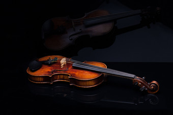 小提琴前面视图黑色的背景字符串仪器小提琴前面视图黑色的背景
