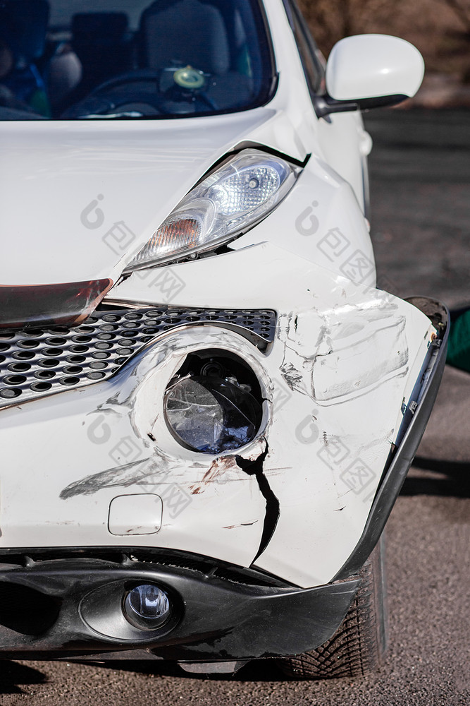 检查的车后事故的路车事故事故的前面翼和的正确的头灯是破碎的损害和划痕的保险杠破碎的车部分特写镜头车事故事故的前面翼和的正确的头灯是破碎的损害和划痕的保险杠破碎的车部分特写镜头