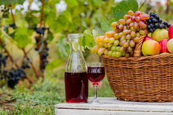 有机水果篮子夏天草新鲜的葡萄梨和苹果自然玻璃水瓶和玻璃酒有机水果篮子夏天草玻璃水瓶和玻璃酒